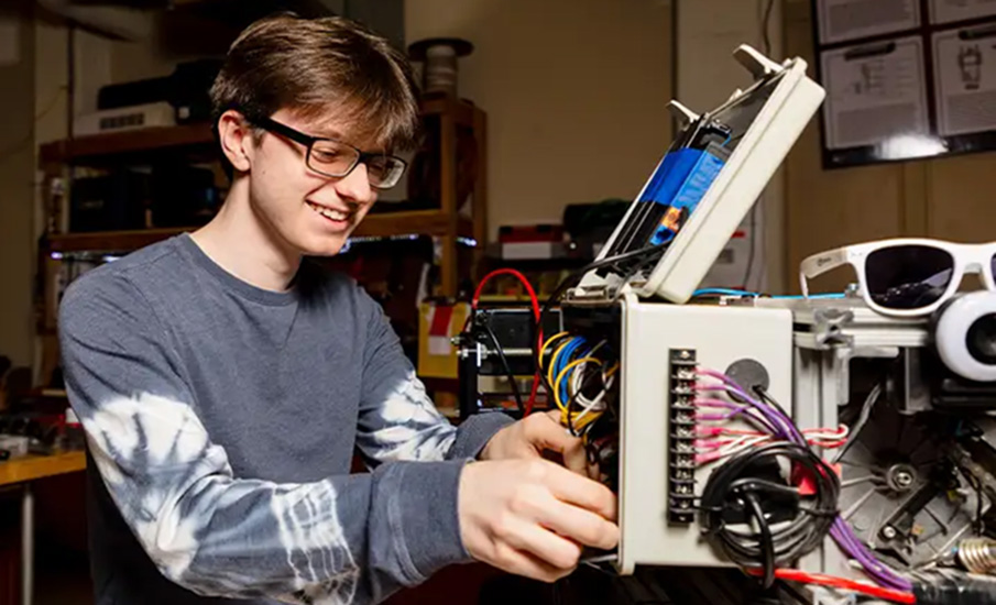 SIU Electrical Engineering Technology student works on project