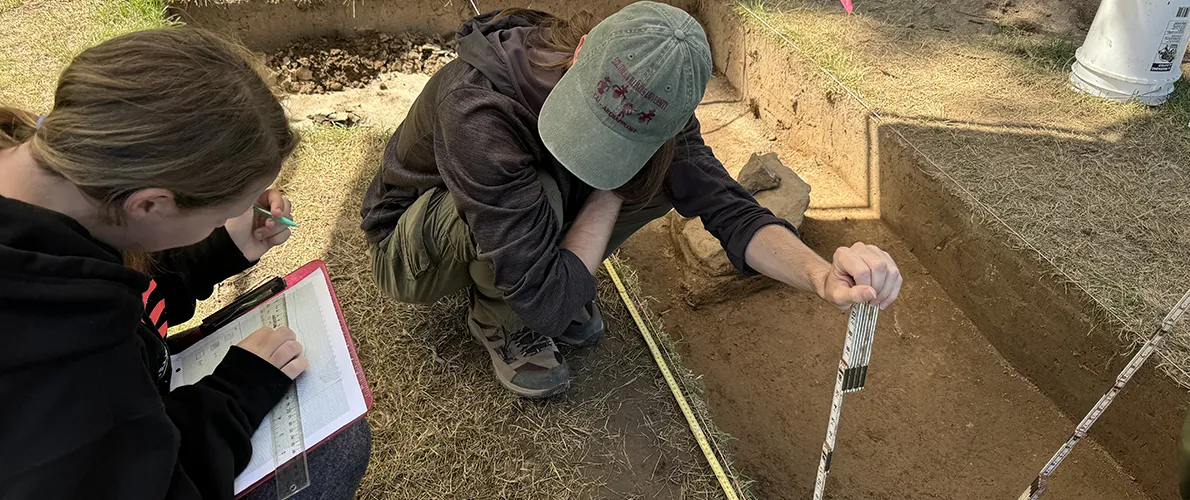 SIU Anthropology group at dig during field camp